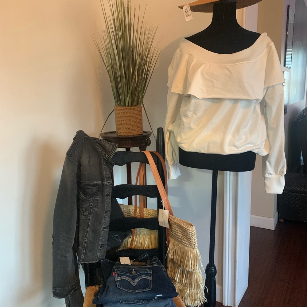 🌞🌞Unique Off The Shoulder White Sweatshirt🌞🌞XL
